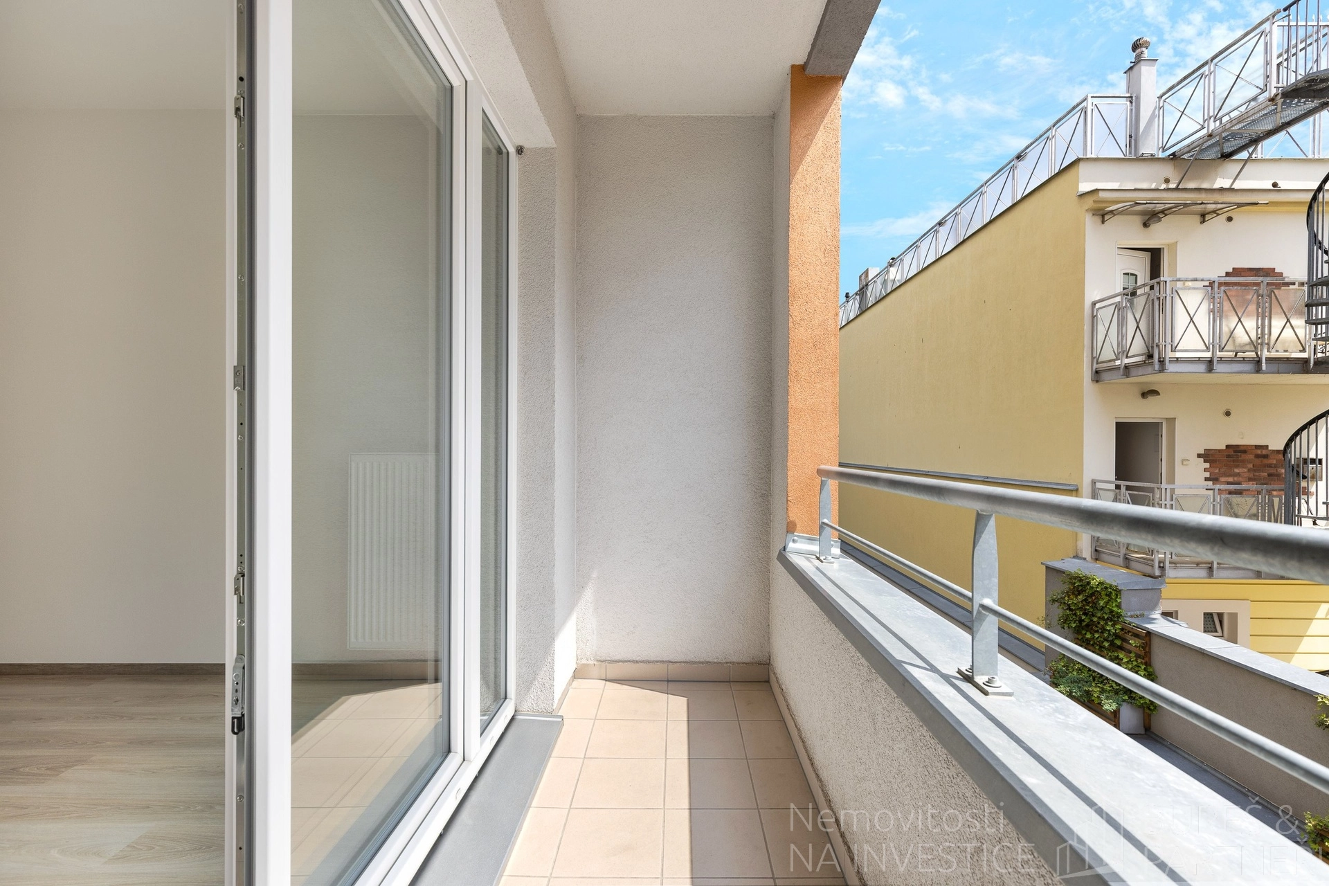 Pronájem byty 1+kk s lodžií, 30 m2 - Petrohradská, Praha 10 - Vršovice